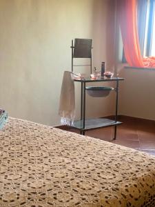 um quarto com uma cama e uma mesa com uma cadeira em Casa Faini em Sorano