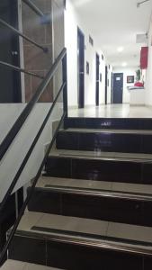 grupa schodów w budynku z korytarzem w obiekcie Hotel Marat suite w mieście Medellín