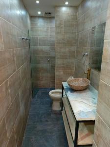 łazienka z umywalką i toaletą w obiekcie Hotel Marat suite w mieście Medellín