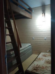 Cette chambre dispose de lits superposés et d'un escalier. dans l'établissement Sfs, à São Francisco do Sul