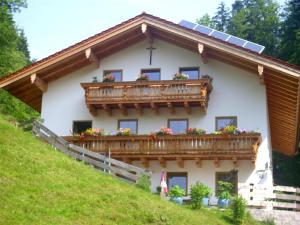 ein Haus mit Balkon auf einem Hügel in der Unterkunft Fluchthäusl in Berchtesgaden