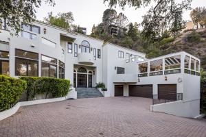 een uitzicht op een wit huis met een oprit bij Anzio Estate in Los Angeles