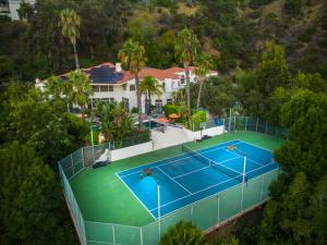 uma vista aérea de um campo de ténis em Anzio Estate em Los Angeles