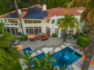 uma vista aérea de uma casa com piscina em Anzio Estate em Los Angeles