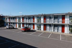een appartementencomplex met rode en witte strepen bij Comfort Inn Traralgon in Traralgon