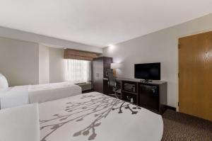 Habitación de hotel con 2 camas y TV de pantalla plana. en Sleep Inn Northlake en Charlotte