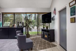 a living room with a fireplace and a television at Quality Inn Toledo in Toledo