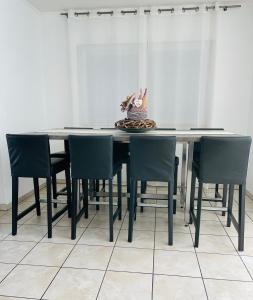 una mesa de comedor con sillas y un jarrón. en Ferienhaus JoNa - 4 Zimmer & 2 Bäder en Oberwesel