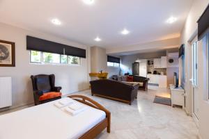 A kitchen or kitchenette at Emma's Airport Studio