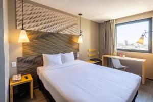 Postel nebo postele na pokoji v ubytování ibis Tijuana