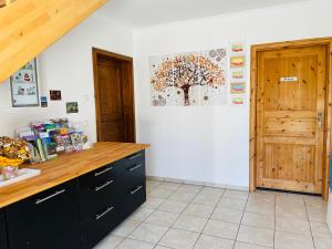 a kitchen with black cabinets and a wooden door at Ferienhaus JoNa - 4 Zimmer & 2 Bäder in Oberwesel