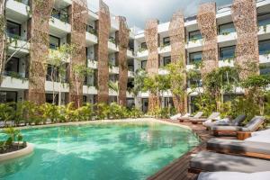 einem Pool vor einem Gebäude in der Unterkunft Jade Tulum Zen Residences - Premium XL Apartment in Tulum