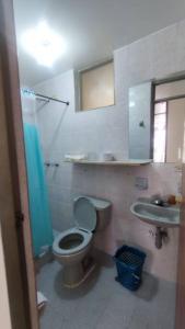 a bathroom with a toilet and a sink at Acogedor y Luminoso apartamento in Tunja