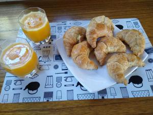 un plato de bollería y un vaso de zumo de naranja en Le volquet Mar de las Pampas en Mar de las Pampas