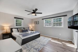 een slaapkamer met een bed en een plafondventilator bij Oxon Hill Luxurious Home,5 min to MGM & National Harbor in Oxon Hill