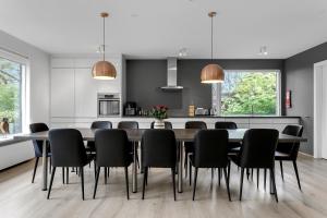 eine Küche und ein Esszimmer mit einem Tisch und Stühlen in der Unterkunft Villa - South Iceland in Laugaras