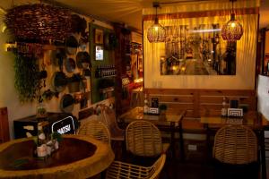 um restaurante com mesas e cadeiras num quarto em U-GO Casa Ramona frente al Club Nautico de Cartagena em Cartagena das Índias