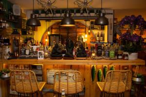 - un bar avec deux chaises et un comptoir avec quelques bouteilles dans l'établissement U-GO Casa Ramona frente al Club Nautico de Cartagena, à Carthagène des Indes