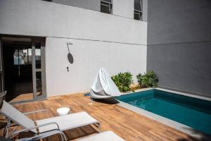 une piscine au milieu d'un immeuble dans l'établissement Blue Liberdade, à São Paulo