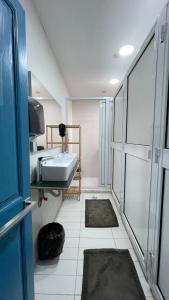 Bookarest Hostel Malta的厨房或小厨房