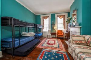 een kamer met 2 stapelbedden en een bank bij Historical Mansion 7BD Vacation Home in Derby City in Louisville