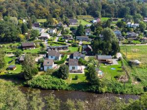 - une vue aérienne sur un petit village au bord de la rivière dans l'établissement Sur l Amblève, à Sougné-Remouchamps