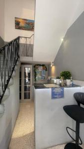 Bookarest Hostel Malta的厨房或小厨房