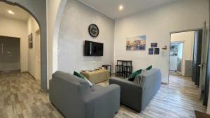 Bookarest Hostel Malta的电视和/或娱乐中心