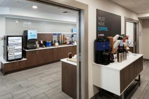 a coffee shop with two counters and a cashier at Holiday Inn Express Corvallis-On the River, an IHG Hotel in Corvallis