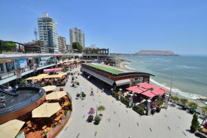 an overhead view of a beach with buildings and the ocean at ALU Apartments - Miraflores Boardwalk, Wifi 70M in Lima