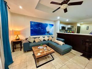 Posezení v ubytování Apartamento de Lujo en Playa Jacó, Frente al Mar, Wifi, AC, Parqueo Privado y Piscinas