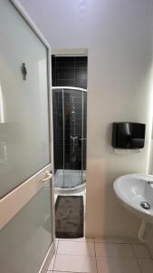 Bookarest Hostel Malta的一间浴室