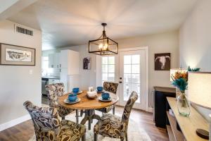 Χώρος καθιστικού στο Perfect for Families Spacious Sun Lakes Home!