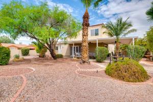 Κήπος έξω από το Perfect for Families Spacious Sun Lakes Home!