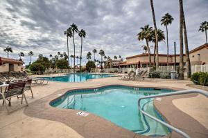 Πισίνα στο ή κοντά στο Perfect for Families Spacious Sun Lakes Home!