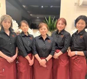 Un groupe de femmes posant une photo dans l'établissement Tomarudake Nozawa, à Hitoegane