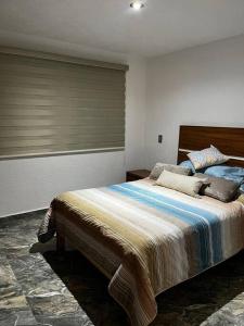 ein Schlafzimmer mit einem großen Bett in einem Zimmer in der Unterkunft Casa Cotito in Guadalajara