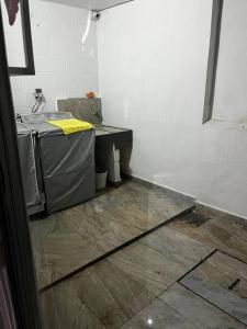 eine Küche mit einer Theke und Holzböden in einem Zimmer in der Unterkunft Casa Cotito in Guadalajara