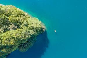 an aerial view of a boat in the middle of a river at KanollyResorts Hakuba in Hakuba