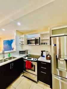 Kuchyň nebo kuchyňský kout v ubytování Apartamento de Lujo en Playa Jacó, Frente al Mar, Wifi, AC, Parqueo Privado y Piscinas