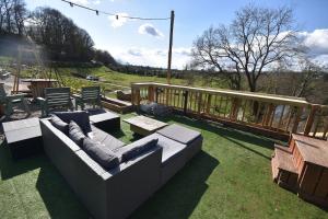 Fotografie z fotogalerie ubytování Rural Retreat w/ Hot Tub & River, Sleeps 12 Guests v destinaci Tenbury