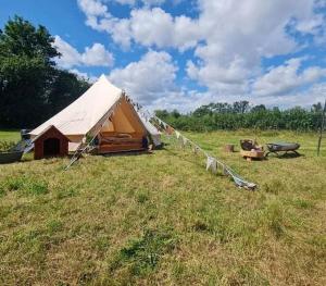 Fotografie z fotogalerie ubytování Rural Retreat w/ Hot Tub & River, Sleeps 12 Guests v destinaci Tenbury