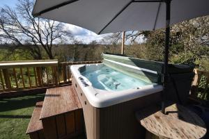Fotografie z fotogalerie ubytování Rural Retreat w/ Hot Tub & River, Sleeps 12 Guests v destinaci Tenbury