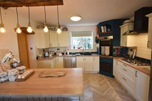 Fotografie z fotogalerie ubytování Rural Retreat w/ Hot Tub & River, Sleeps 12 Guests v destinaci Tenbury