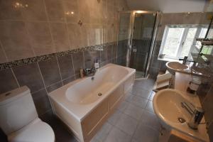 Fotografie z fotogalerie ubytování Rural Retreat w/ Hot Tub & River, Sleeps 12 Guests v destinaci Tenbury