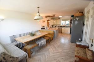 Fotografie z fotogalerie ubytování Rural Retreat w/ Hot Tub & River, Sleeps 12 Guests v destinaci Tenbury