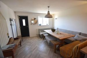 Fotografie z fotogalerie ubytování Rural Retreat w/ Hot Tub & River, Sleeps 12 Guests v destinaci Tenbury