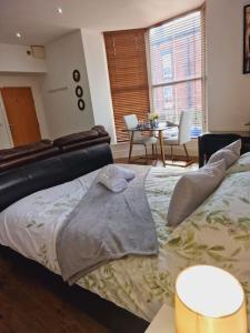 - une chambre avec un lit et un peignoir dans l'établissement The Cosy Corner studio, à Sheffield