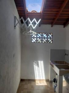 una cocina con techo y ventana. en Casa de Campo el mirador, en Jericó