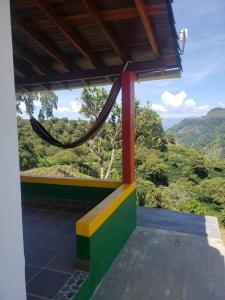 einen Balkon mit Bergblick in der Unterkunft Casa de Campo el mirador in Jericó